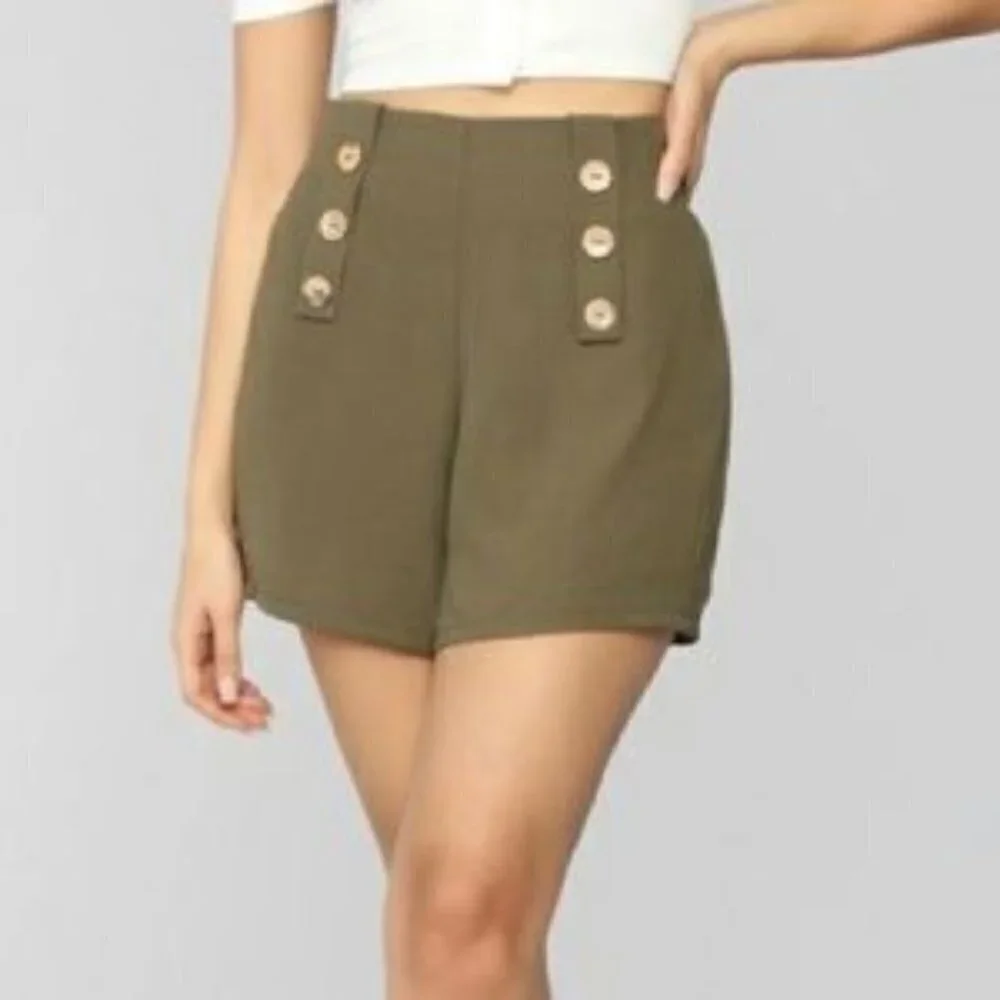 Haute Monde High waisted shorts Size Small Olive Green.
